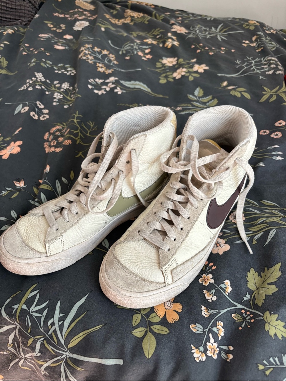 Nike high-Top Sneakers in Cream with Brown Swoosh